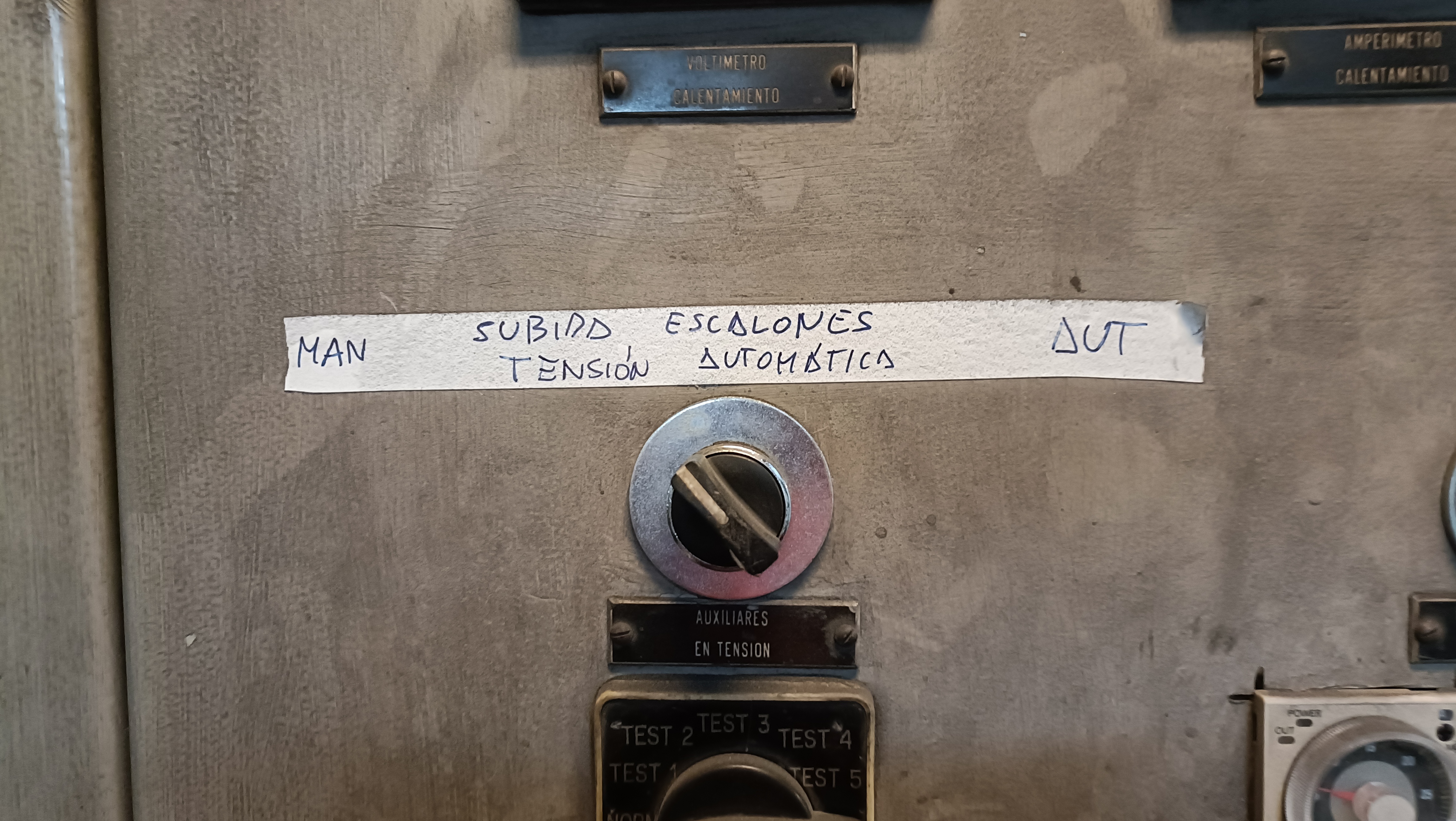 Vista general del panel de control del horno de fusión automatizado.